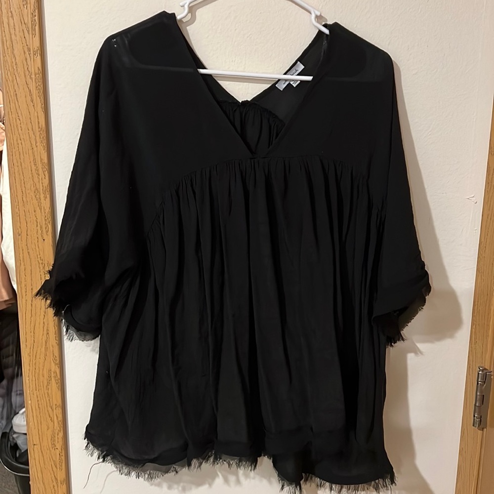 White Birch Size Large Black Flowy Blouse